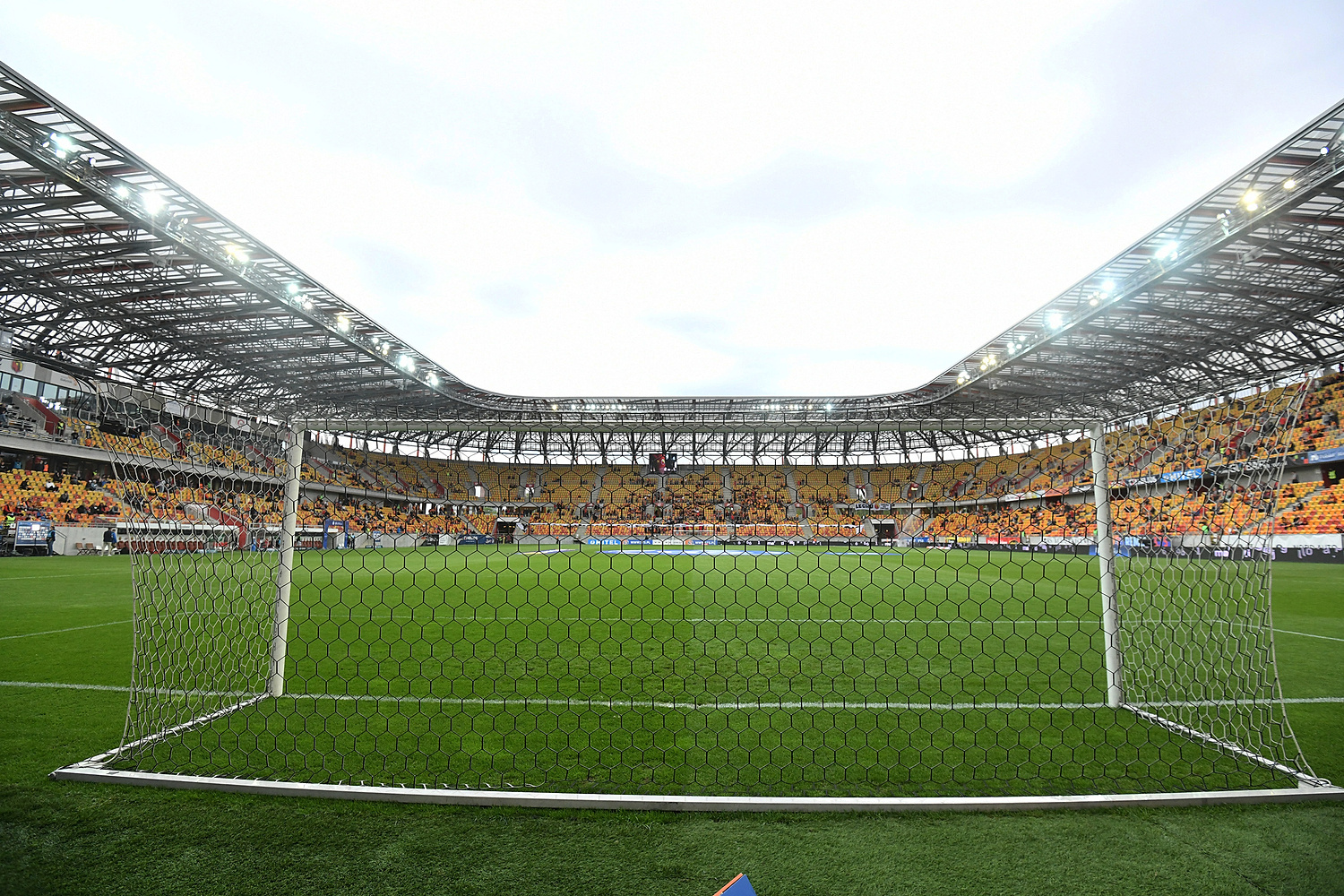 Media: "Ściągaj te szmaty". Chuligan Jagiellonii wtargnął do autokaru z młodymi piłkarzami