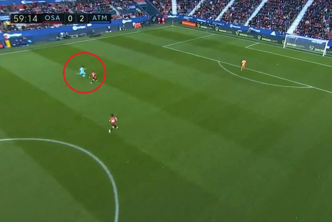 Luis Suarez zobaczył, gdzie stoi bramkarz i podjął błyskawiczną decyzję. Co za gol Urugwajczyka! [WIDEO]