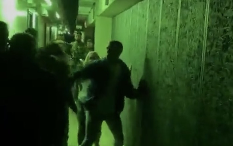 Kolejna awantura z udziałem piłkarza Manchesteru City. Zawodnik wdał się w bójkę w obronie matki [WIDEO]