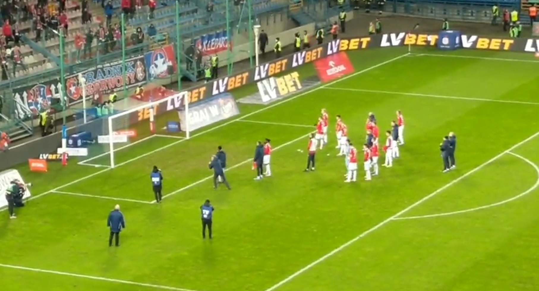 Jerzy Brzęczek zaskoczył po debiucie w Wiśle Kraków. Wziął mikrofon i zwrócił się do kibiców [WIDEO]