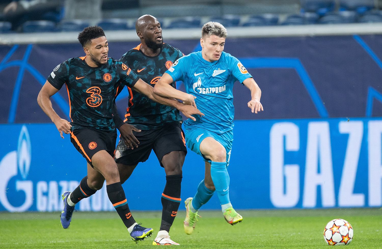 Bild ocenzuruje zdjęcia z meczów Ligi Mistrzów i Schalke. Niezwykły gest wsparcia dla Ukrainy