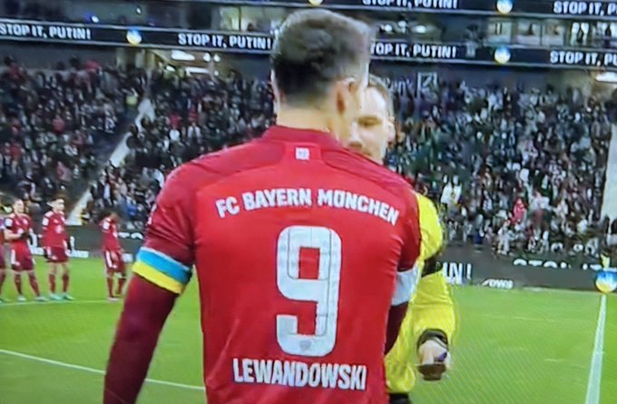 Robert Lewandowski wsparł Ukrainę. Polak zagrał z ukraińską flagą na ramieniu