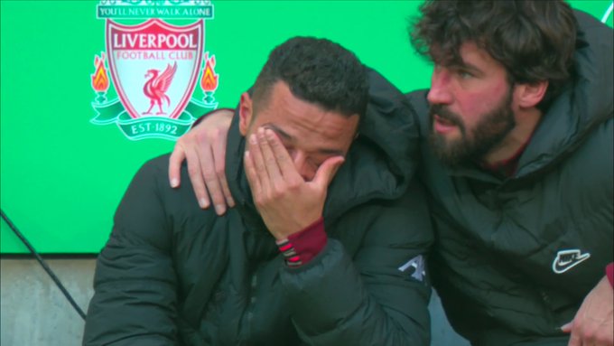 Smutne obrazki przed finałem Pucharu Ligi Angielskiej. Thiago Alcantara zalał się łzami [WIDEO]