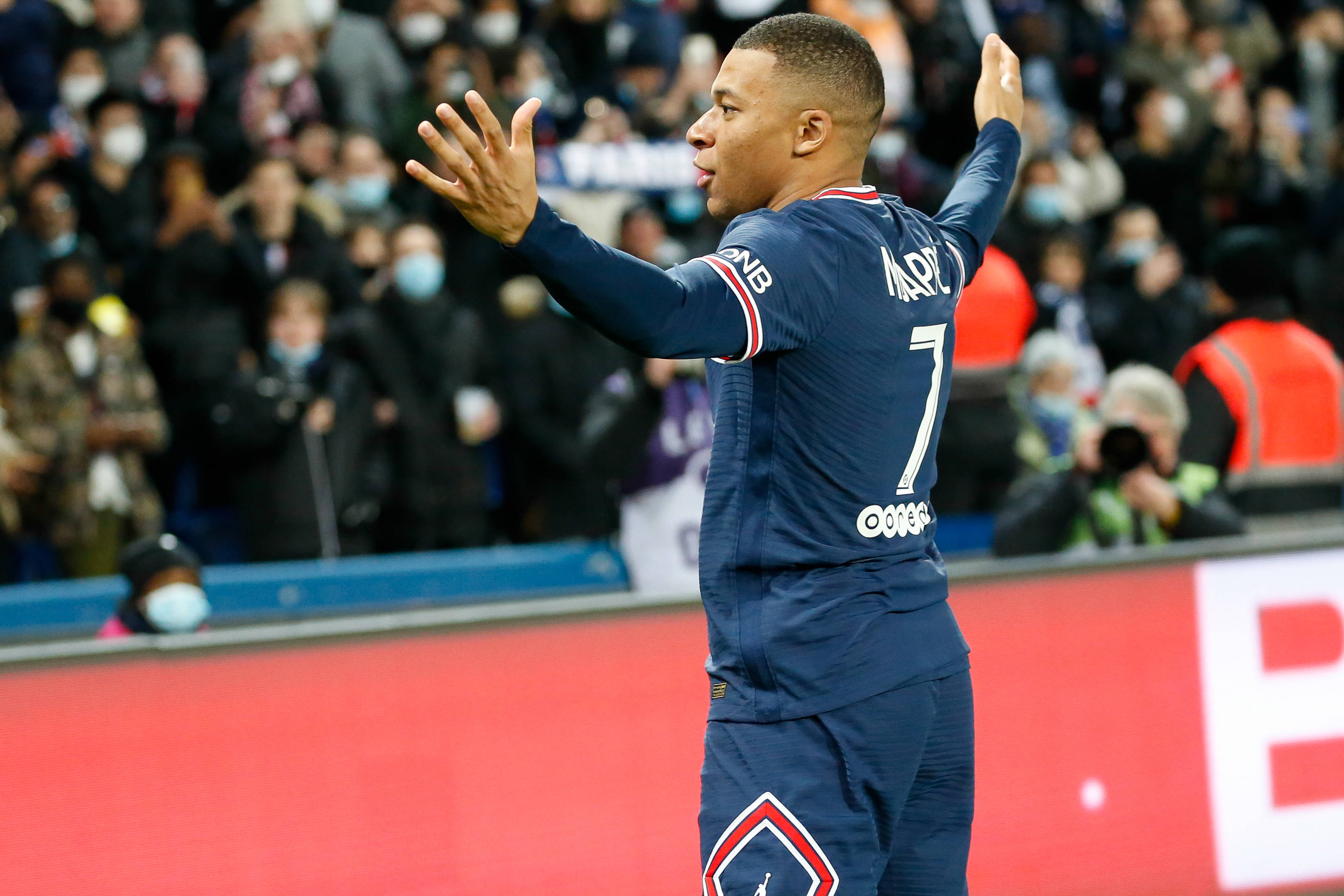 Dyrektor PSG zabrał głos w sprawie przyszłości Mbappe. "Myślę, że Kylian coraz bardziej chce zostać"
