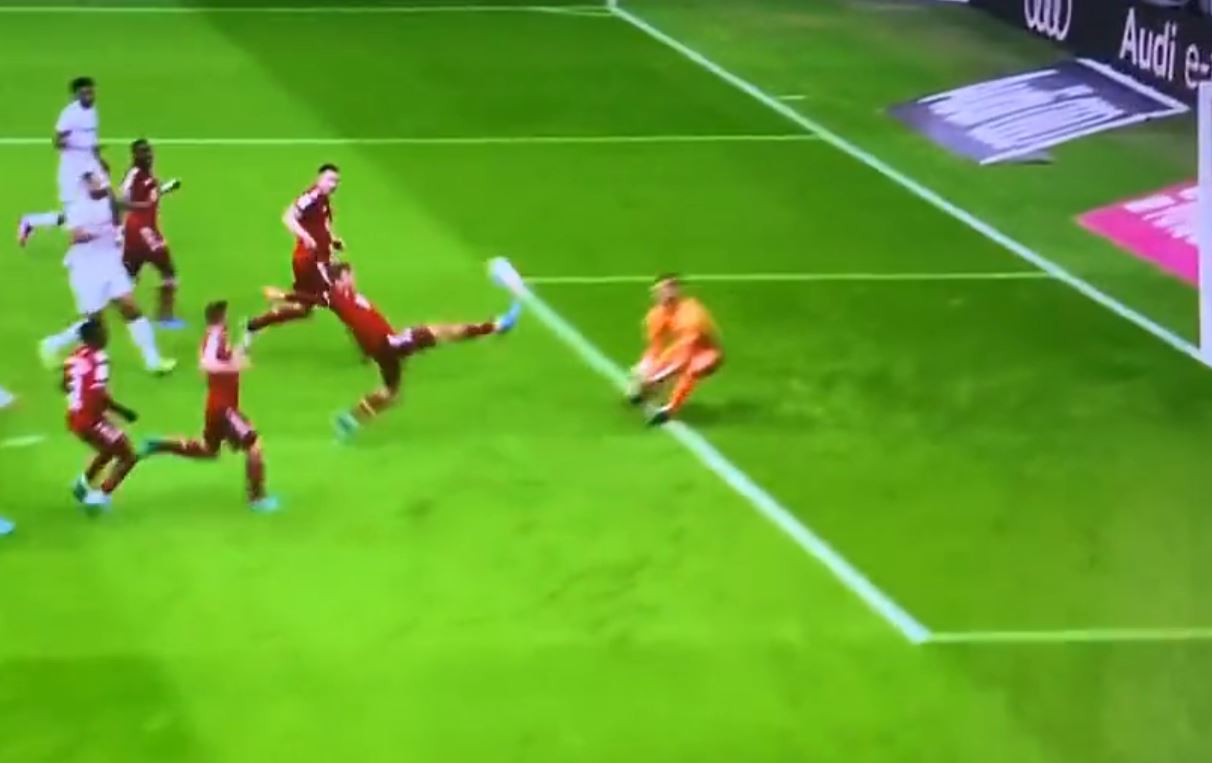 Bayern Monachium bez zwycięstwa w hicie Bundesligi. Kabaret w obronie i kuriozalny samobój Muellera [WIDEO]
