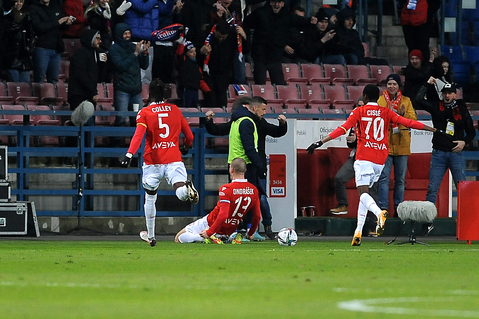 Lech Poznań w 97. minucie uratował remis z Wisłą Kraków! Piękny gol Ondraska i wielka kontrowersja [WIDEO]