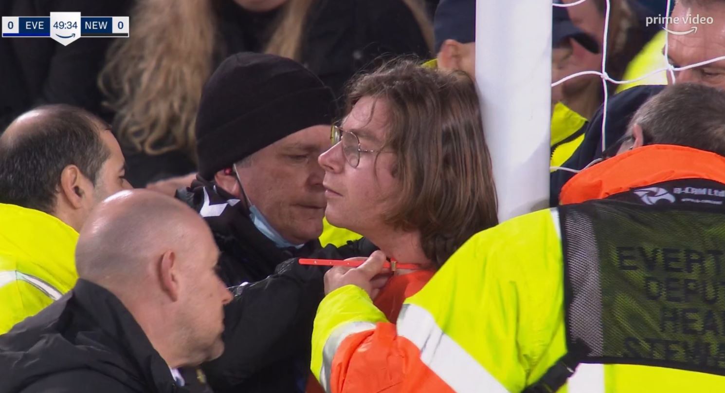 Kuriozalne sceny w Premier League! Kibic przypiął się do słupka, odcinano go przez kilka minut [WIDEO]