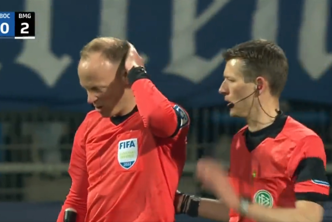 Mecz Bundesligi przerwany! Sędzia liniowy uderzony kubkiem od piwa [WIDEO]