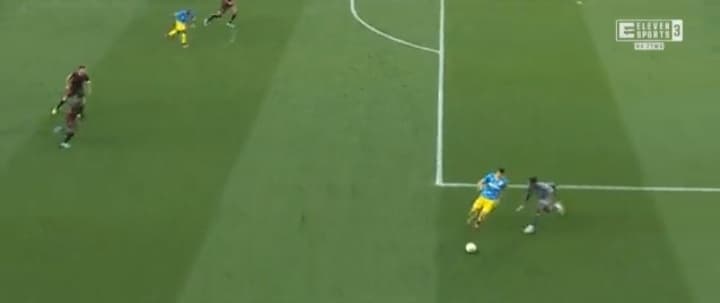 Kuriozalny gol w lidze francuskiej! Bramkarz kompletnie się zagapił [WIDEO]