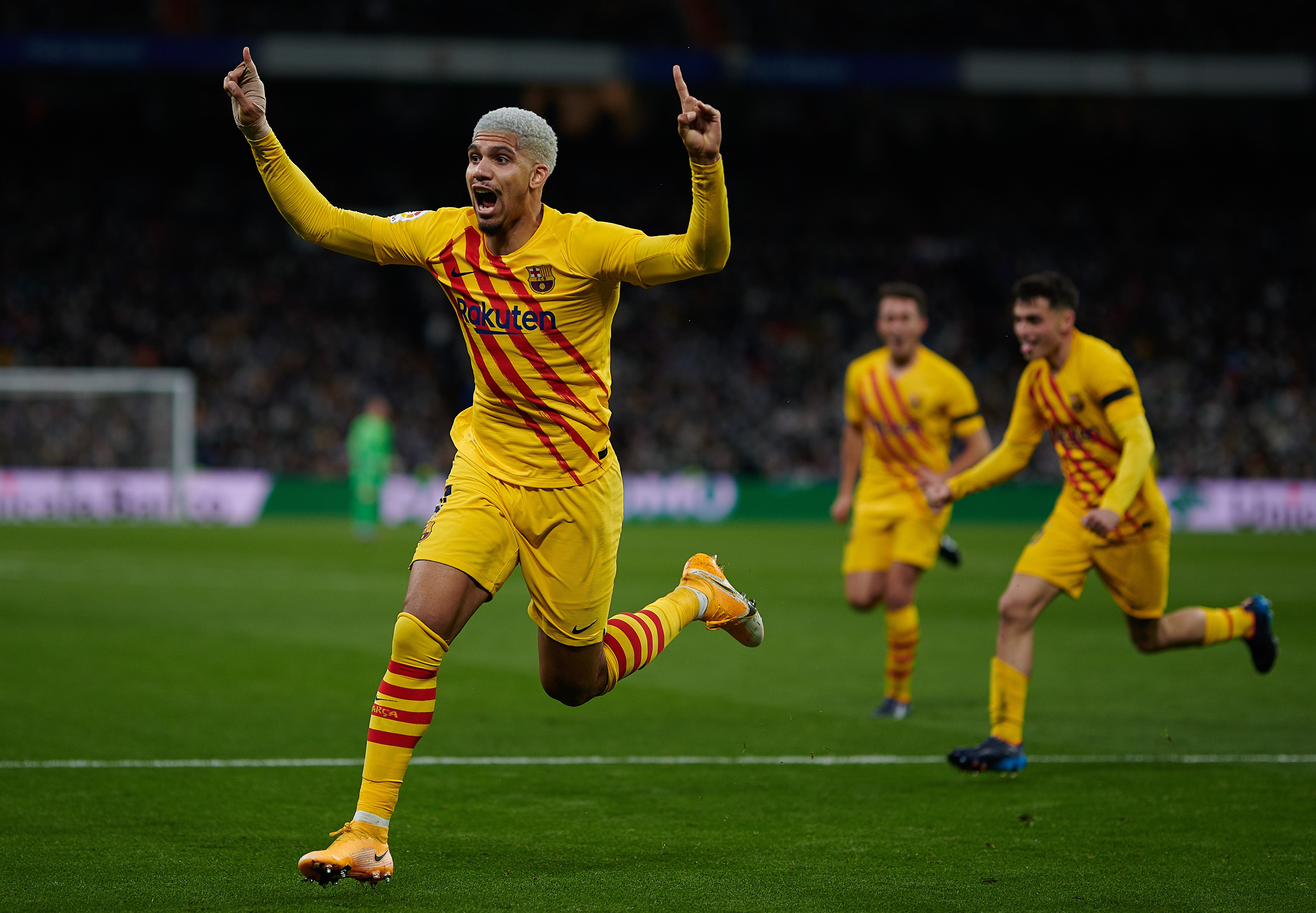 Manchester United i Liverpool walczą o zawodnika FC Barcelony. Wiadomo, ile proponują środkowemu obrońcy