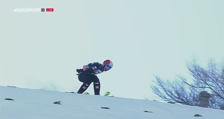 Kolejna niebezpieczna sytuacja na skoczni w Planicy. Skoczek ledwo uniknął upadku [WIDEO]