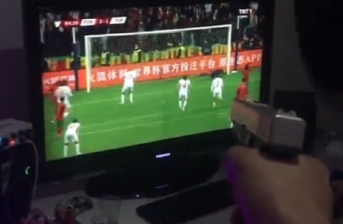 Kuriozalna sytuacja w Turcji. Kibic nie wytrzymał i... wypalił z pistoletu [WIDEO]