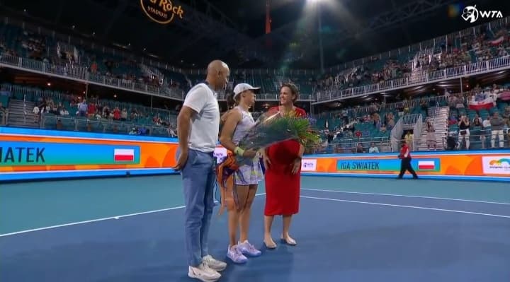 Piękna chwila na korcie w Miami. Była liderka rankingu pogratulowała Idze Świątek [WIDEO]