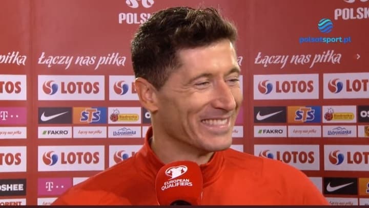 Robert Lewandowski zapytany, czy dedykuje sukces Paulo Sousie. Wymowna reakcja [WIDEO]