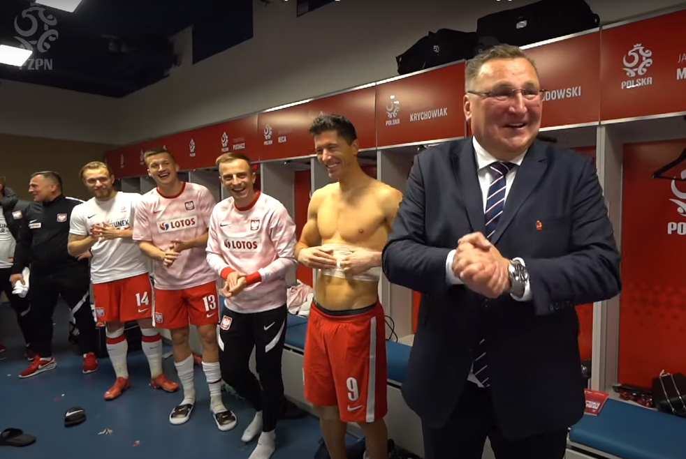 Kulisy odpraw po meczu ze Szwecją. Salwa śmiechu po słowach Michniewicza. "W PZPN są takie zwyczaje" [WIDEO]