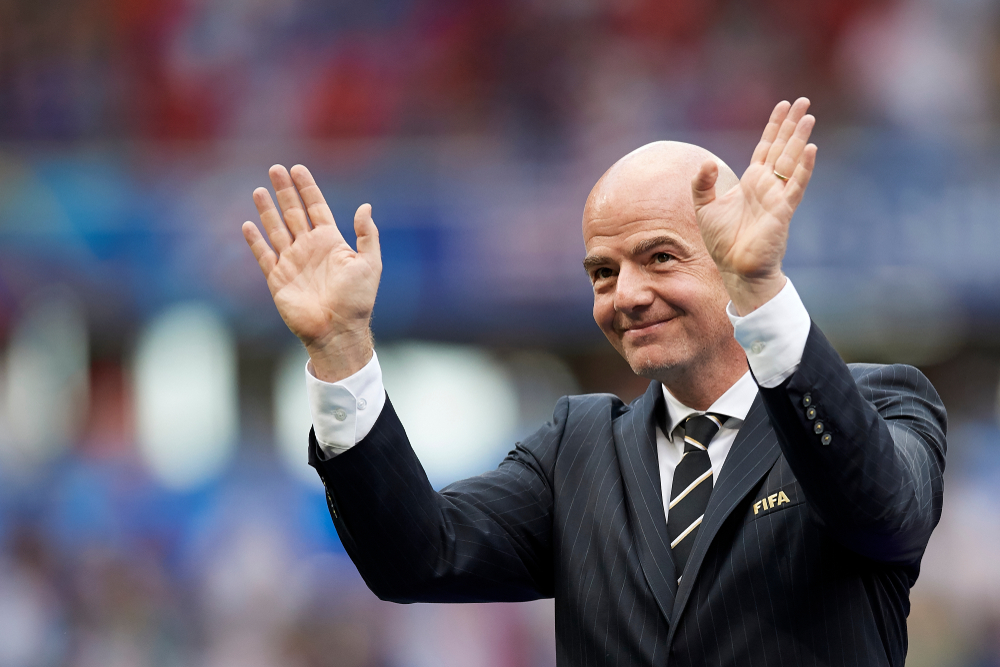 FIFA potrafi grać twardo. Uderzyła w jeden z największych krajów, zawiesiła związek i może odebrać mistrzostwa