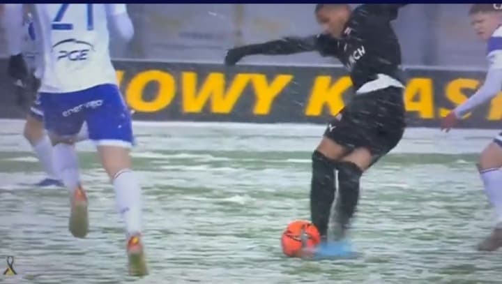 Asysta "krzyżakiem" w Ekstraklasie! Zjawiskowe zagranie Rivaldinho [WIDEO]