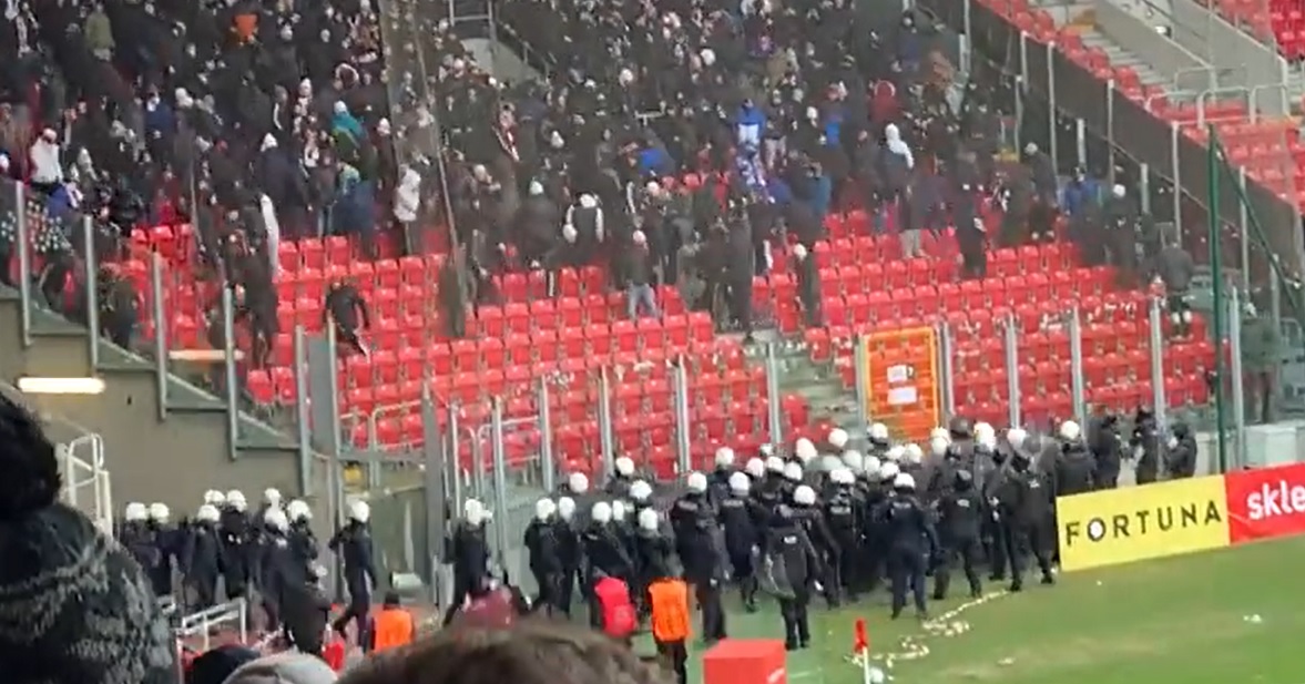 Zamieszki na stadionie Widzewa Łódź. Mecz został przerwany. Musiała interweniować policja [WIDEO]