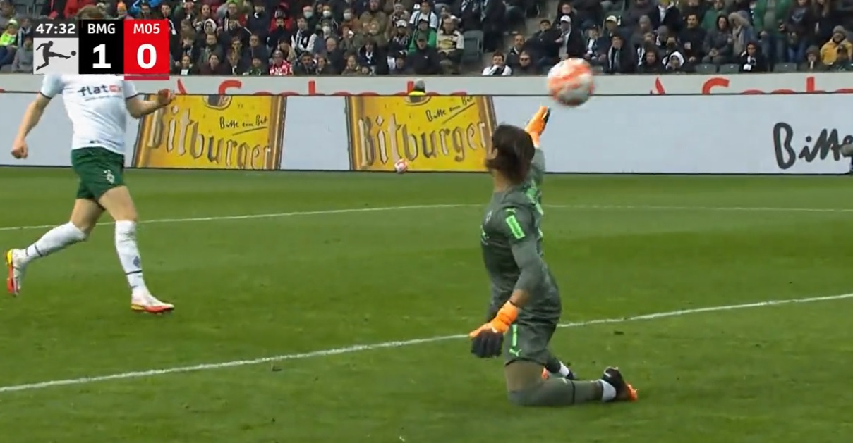 Genialna parada w Bundeslidze. Wszyscy byli w szoku. Kandydat do interwencji sezonu [WIDEO]