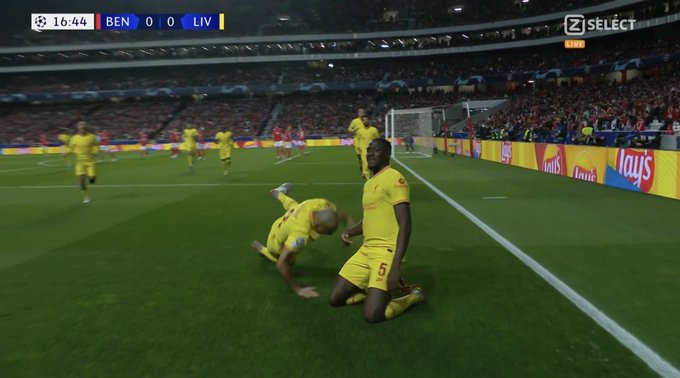 Liverpool bliżej półfinału Ligi Mistrzów! Gigantyczny błąd obrońcy "The Reds" [WIDEO]