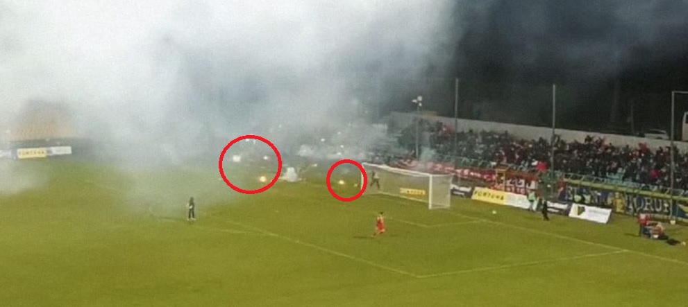 Skandal podczas meczu Widzewa Łódź! Sektor kibiców ostrzelany przez pseudofanów GKS-u Katowice [WIDEO]