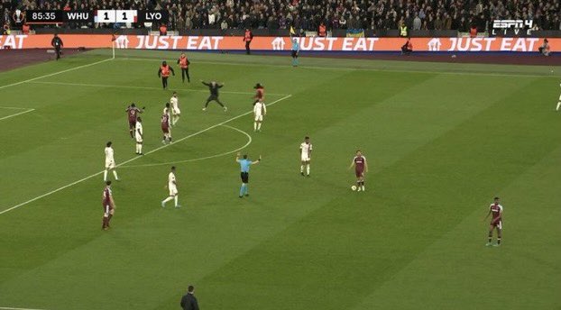 Kuriozalna sytuacja w Lidze Europy. Kibic przeszkodził swojej drużynie. "Mogliśmy strzelić gola" [WIDEO]