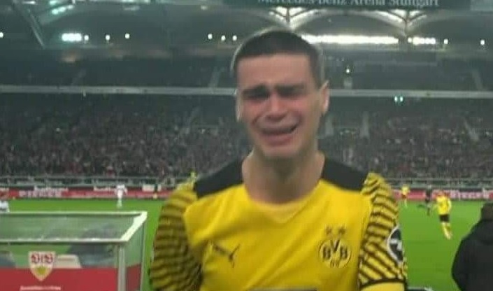 Młody piłkarz Borussii Dortmund zalał się łzami. Doznał kontuzji zaraz na początku spotkania