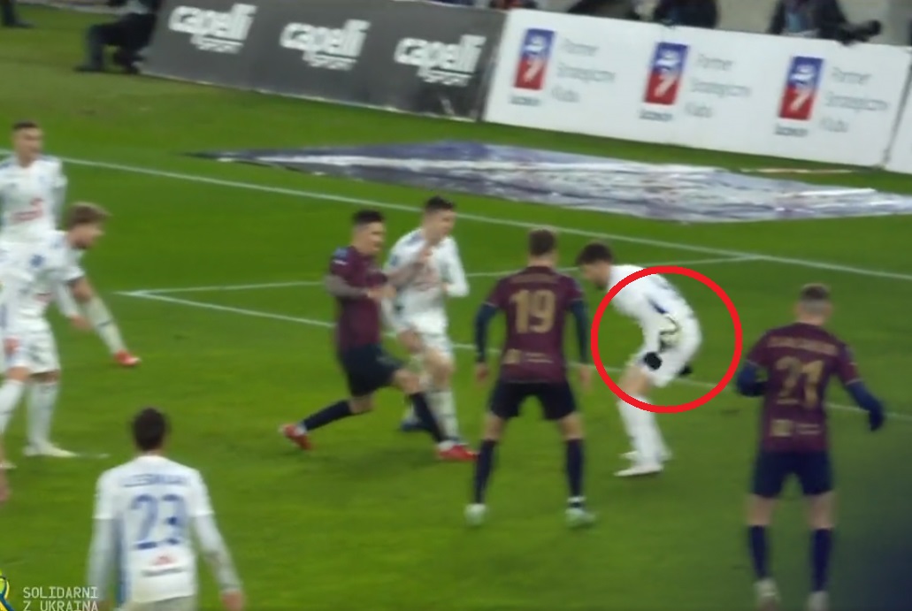 Pogoń Szczecin słusznie nie dostała karnego z Wisłą Płock? Były sędzia: On nie chciał zagrać ręką