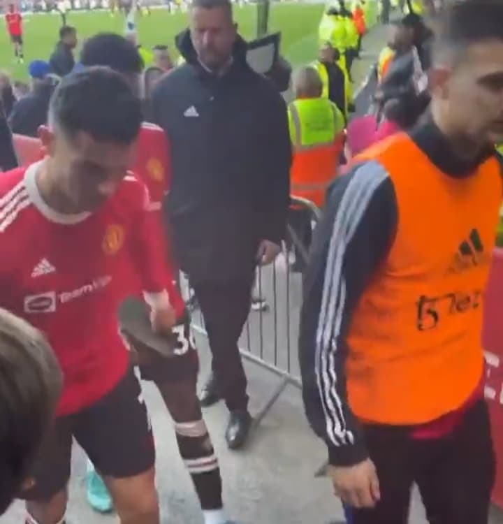 Cristiano Ronaldo nie wytrzymał po porażce. Wytrącił kibicowi telefon z rąk [WIDEO]