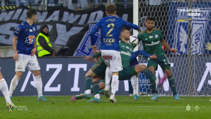 Gigantyczna kontrowersja w meczu Lecha z Legią. "Gdzie jest VAR, kolejny babol sędziego" [WIDEO]