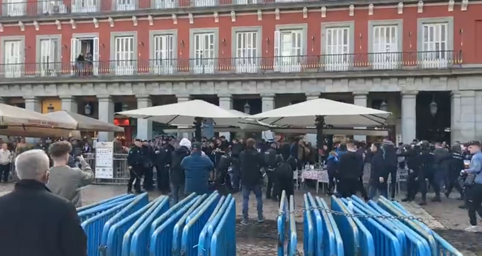 Kibice Chelsea i Manchesteru City pobili się w Madrycie. Rozdzielała ich hiszpańska policja [WIDEO]