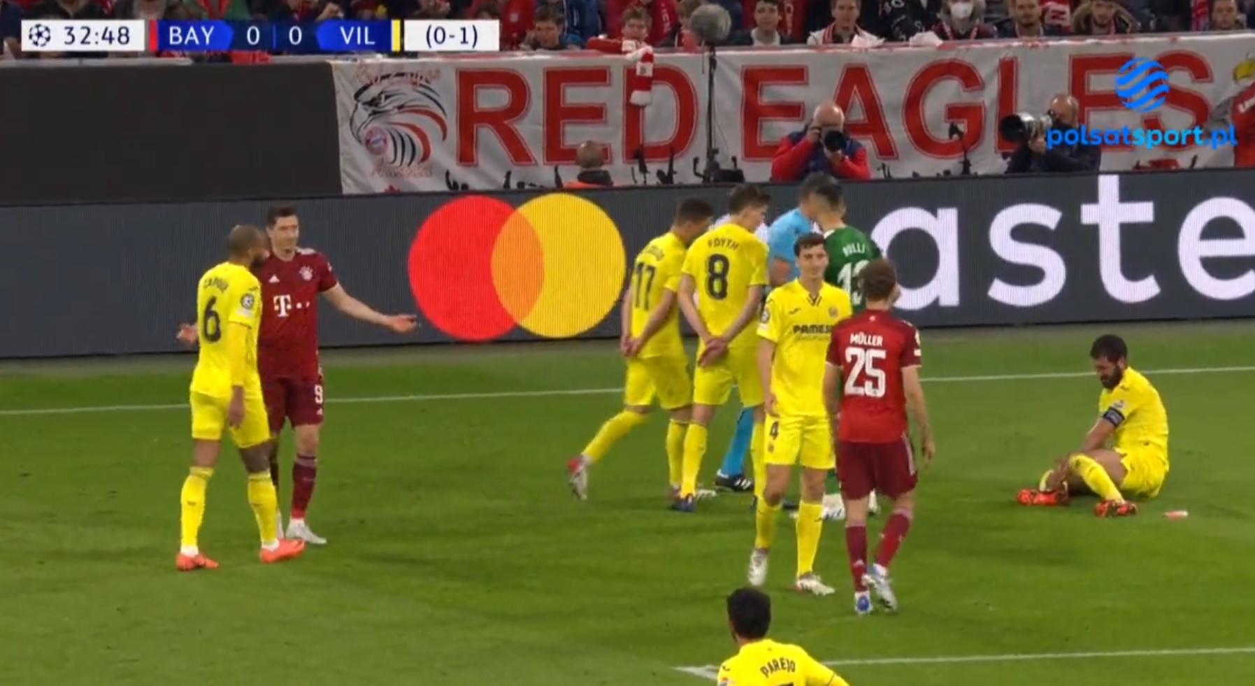 Lewandowski mógł wylecieć z boiska! Uniknął czerwonej kartki. "Paskudny faul, sędzia stchórzył" [WIDEO]