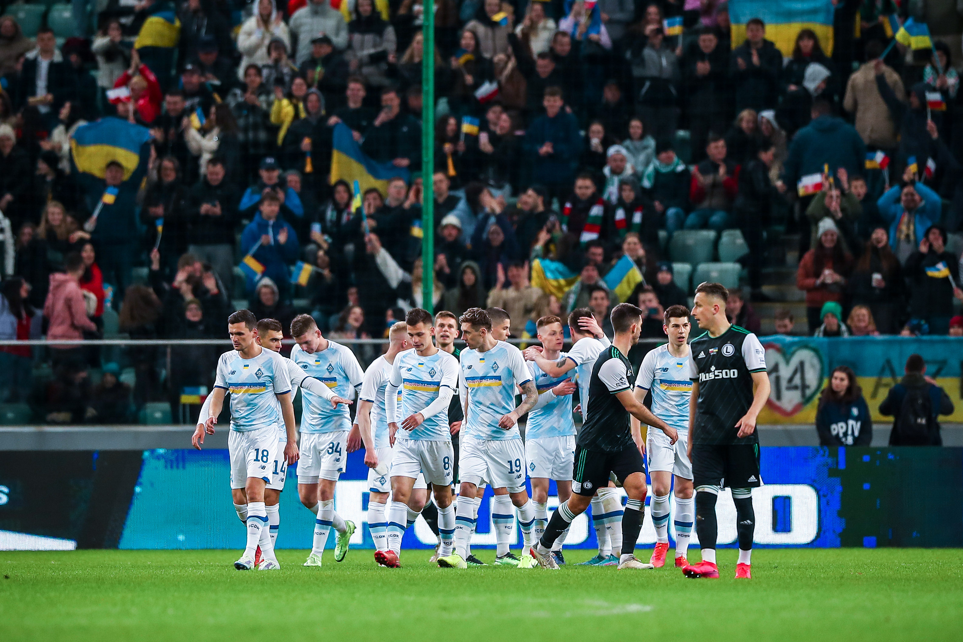 Legia Warszawa przegrała z Dynamem Kijów. Mistrzowie Polski słabsi w "meczu o pokój" [WIDEO]