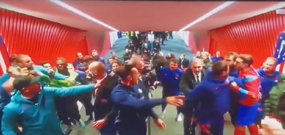 Wielka awantura po meczu Ligi Mistrzów. Piłkarz Atletico pluł na rywali i rzucał w nich butem [WIDEO]