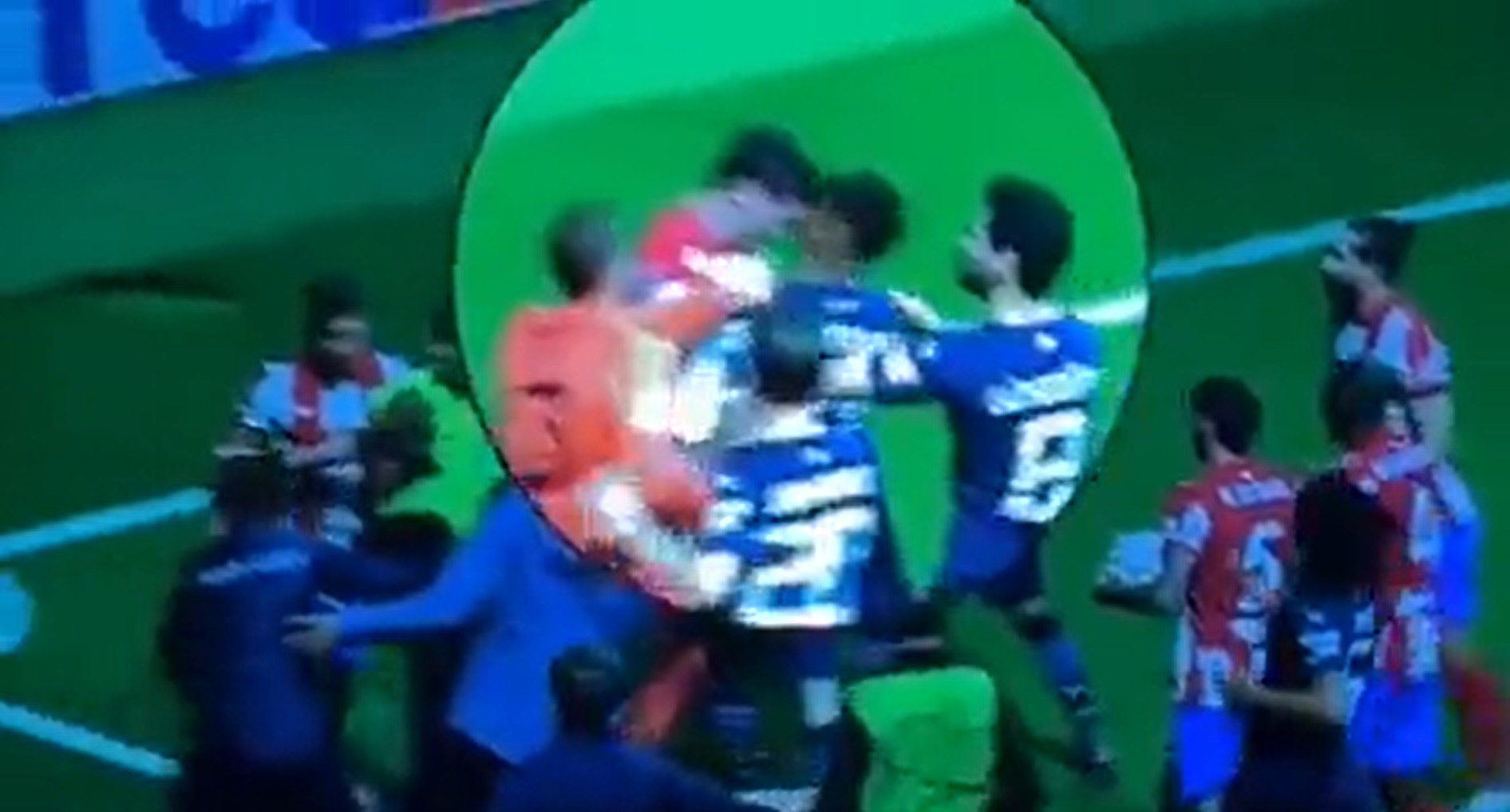 Atletico powinno kończyć mecz w dziewięciu? Sterling uderzony głową [WIDEO]