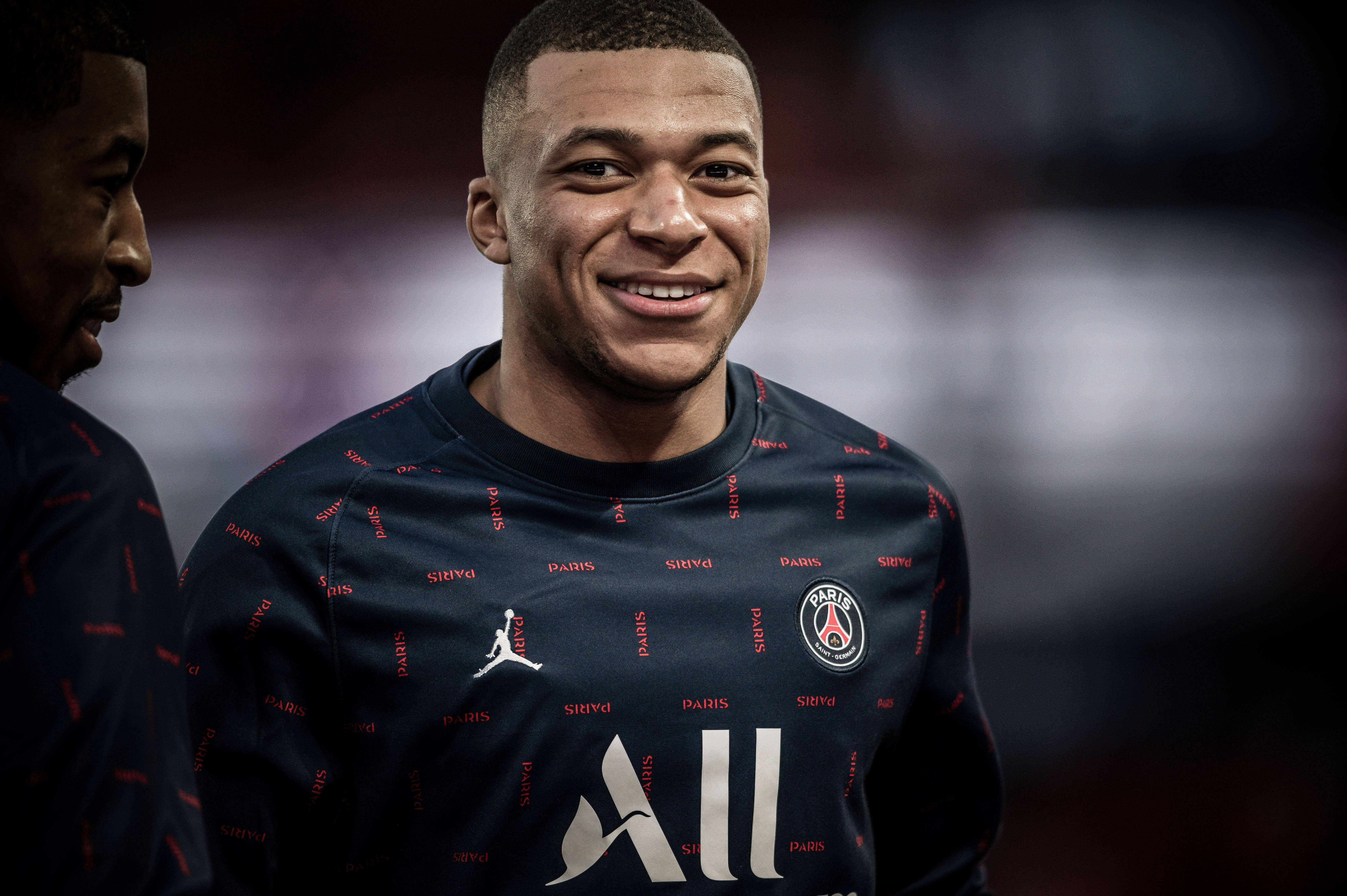 Kylian Mbappe przyleciał do Madrytu. Hiszpańskie media w ekstazie [ZDJĘCIA]