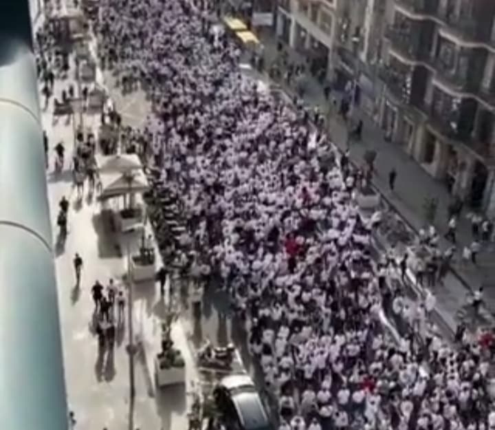 Dziesiątki tysięcy kibiców Eintrachtu przybyło do Barcelony. "Chłopcy i dziewczęta są już w drodze" [WIDEO]