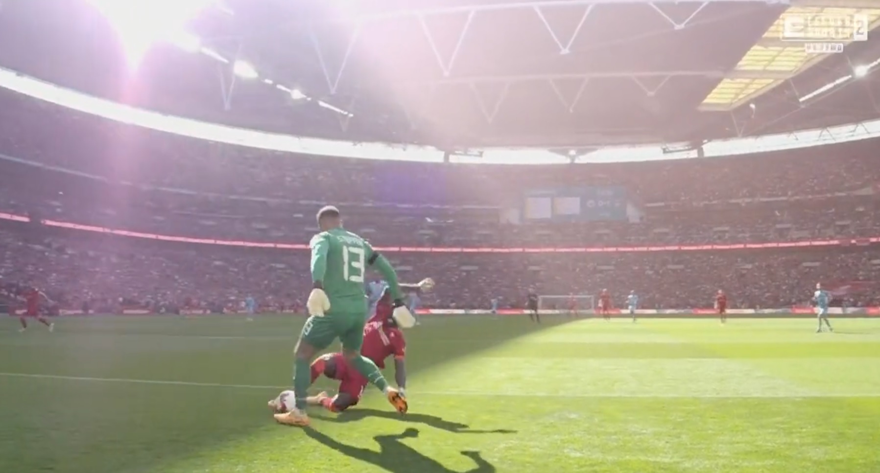 Koszmarny błąd bramkarza Manchesteru City! Sprezentował gola Liverpoolowi [WIDEO]