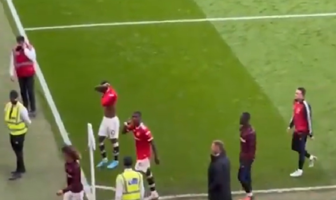 Paul Pogba wygwizdany przez kibiców Manchesteru United. Sprowokował trybuny jednym gestem [WIDEO]
