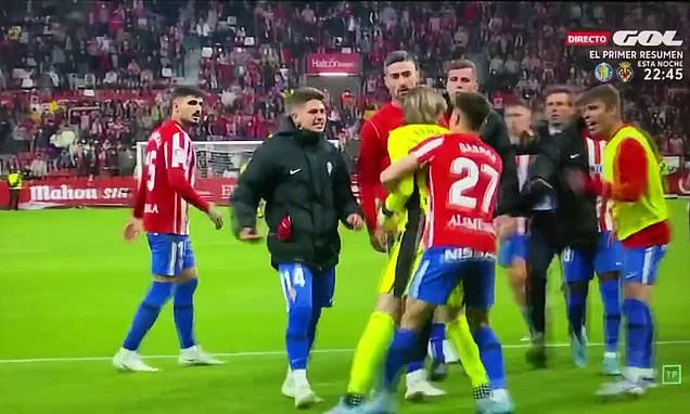 Awantura w Hiszpanii. Piłkarze Sportingu rzucili się na bramkarza Oviedo. Koledzy nawet go nie bronili [WIDEO]