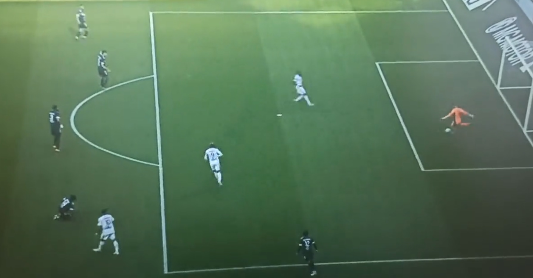 Bramkarska kompromitacja w Ligue 1! Fatalne zagranie golkipera przyniosło gola Lyonowi [WIDEO]