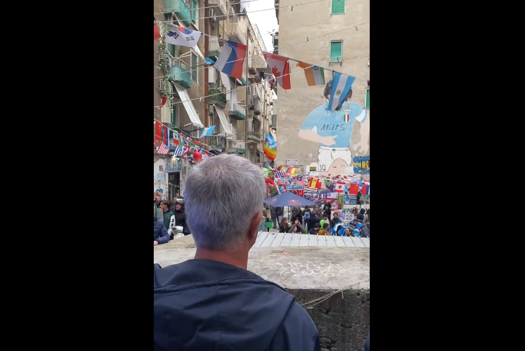 Mourinho oddał hołd Maradonie. Złożył kwiaty pod muralem Argentyńczyka [WIDEO]