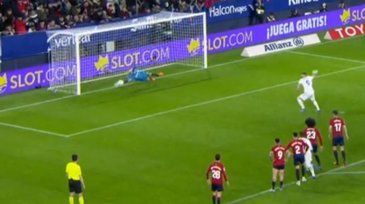 Benzema dwukrotnie myli się z karnych, ale Real Madryt i tak wygrywa. "Królewscy" o krok od tytułu [WIDEO]