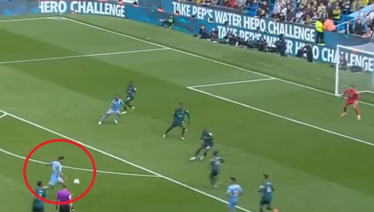 Zjawiskowy gol pomocnika Manchesteru City. Kropnął na bramkę z woleja [WIDEO]