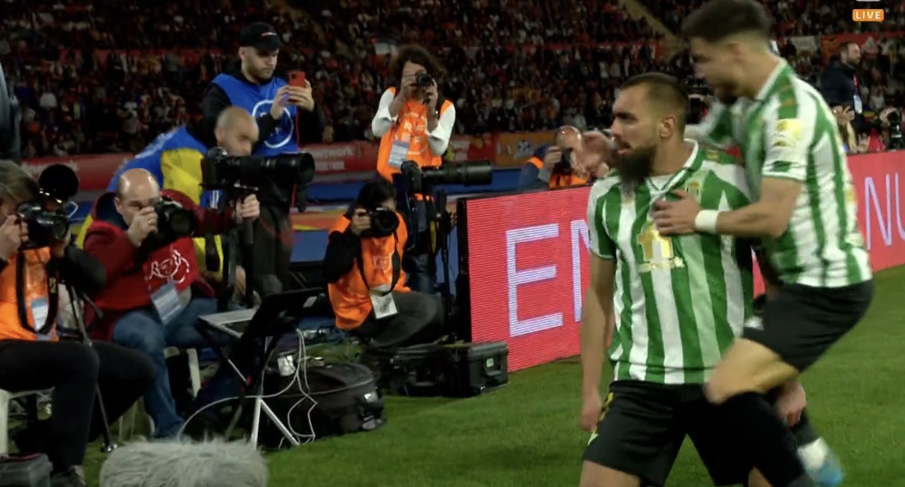 Real Betis zdobywcą Pucharu Króla! 40-letni Joaquin cieszy się z kolejnego trofeum [WIDEO]