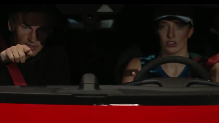 Iga Świątek wsiadła w Porsche i wjechała na kort. "Bardziej zdenerwowana niż podczas meczu" [WIDEO]