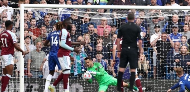 Łukasz Fabiański obronił rzut karny! Polak przechytrzył Jorginho na Stamford Bridge! [WIDEO]
