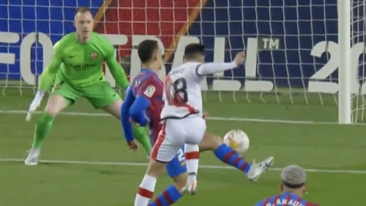 FC Barcelona sensacyjnie przegrywa! Real Madryt niemal pewny mistrzostwa [WIDEO]