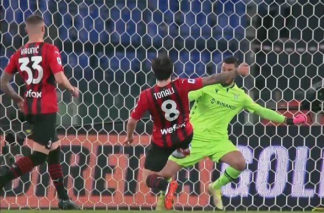 Duże kontrowersje w hicie Serie A! Sędzia oszczędził bramkarza Lazio, ale AC Milan i tak wygrał [WIDEO]