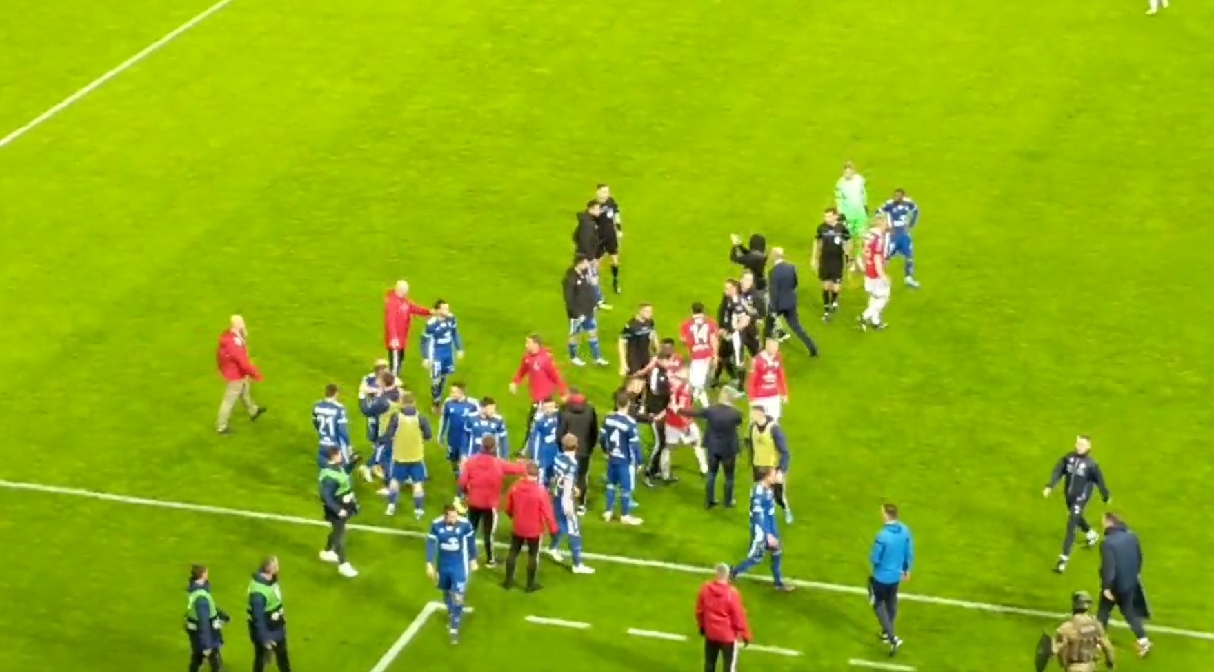 Gorąca końcówka meczu w Krakowie! Piłkarz "Białej Gwiazdy" uderzył rywala, kibice rzucali przedmiotami [WIDEO]